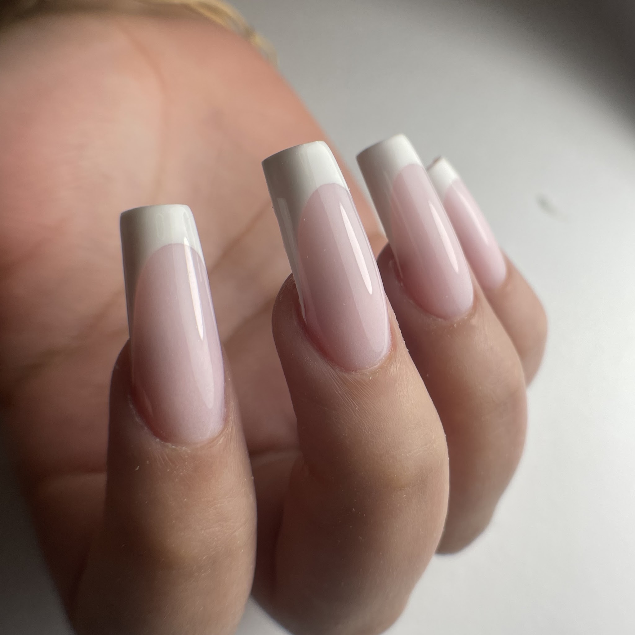 Naturelkleurige nagelset met witte French-tips