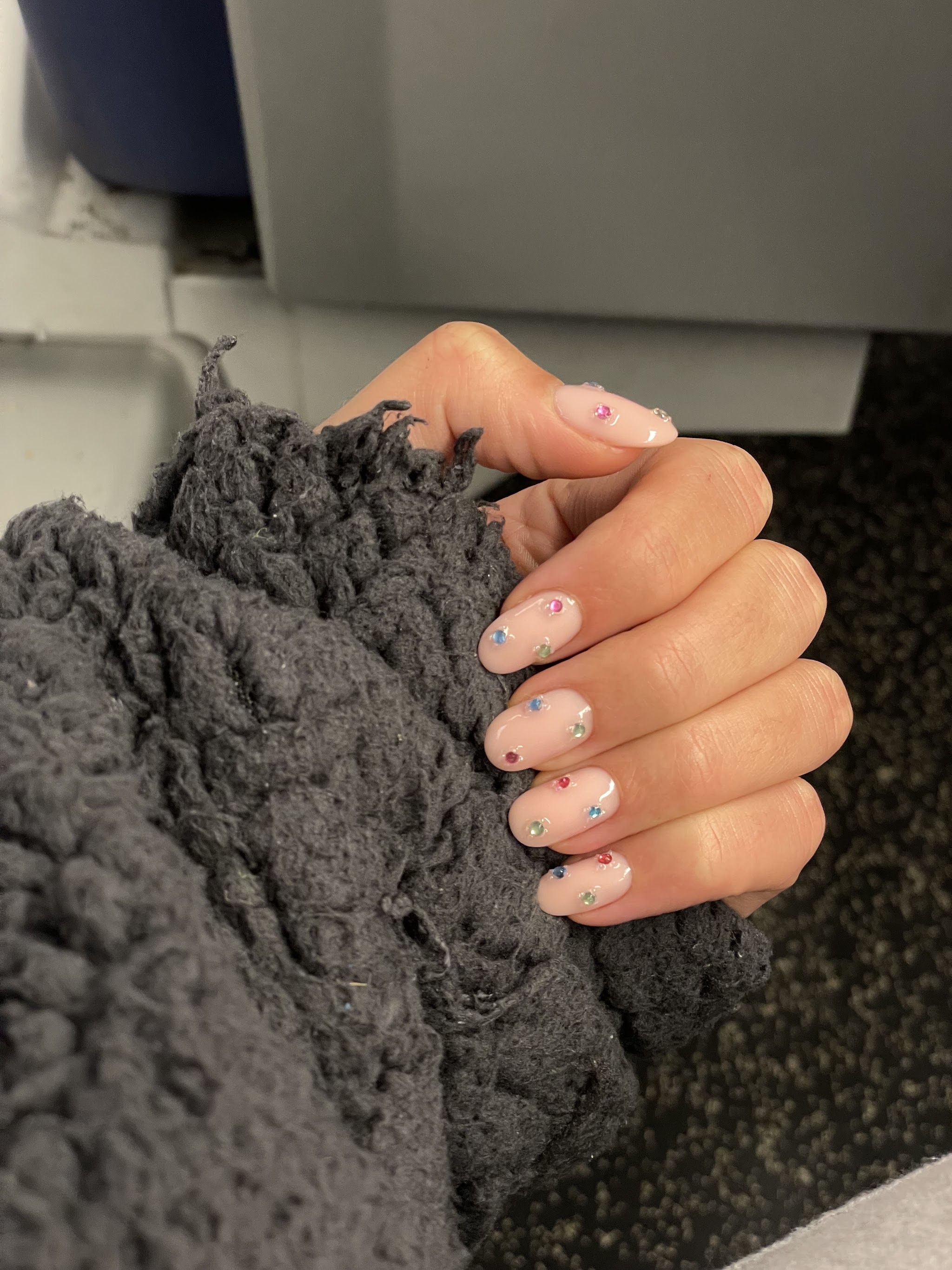 Naturelkleurige nagels met subtiele witte accenten